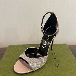 Gucci Embellished Satin Sandals |
Rose | 39.5EU (9.5W)